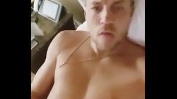 Слитое видео Артёма Дзюбы, как он дрочит перед камерой